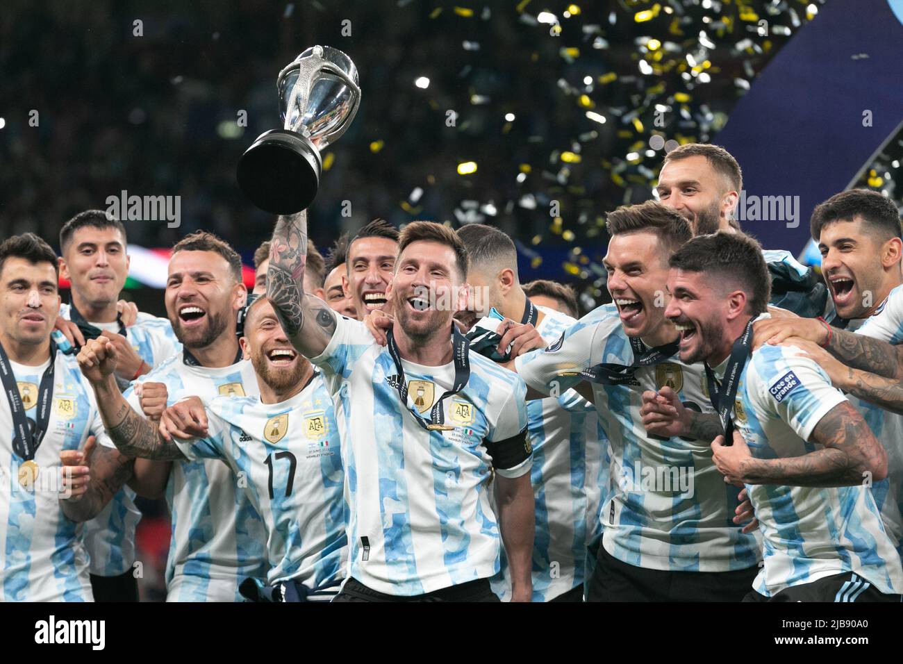 Lionel Messi (c) d'Argentine lève la coupe et célèbre avec ses copains d'équipe après le match Italie contre Argentine - Finalissima 2022 au stade Wembley sur 1 juin 2022 à Londres, Angleterre.(MB Media) Banque D'Images