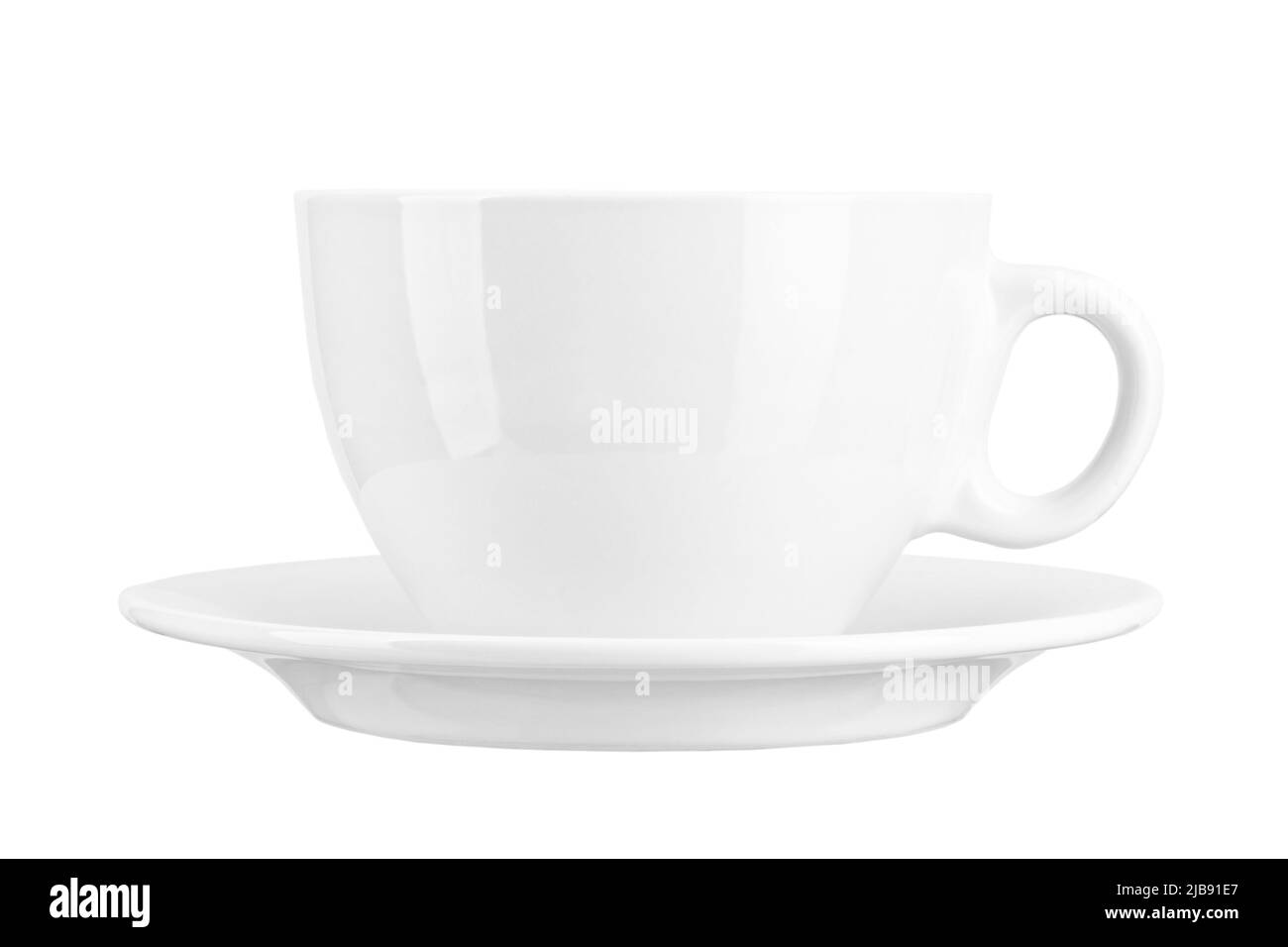 Tasse blanche en porcelaine et soucoupe pour le thé ou le café isolée sur fond blanc. Le fichier contient un chemin d'écrêtage. Banque D'Images