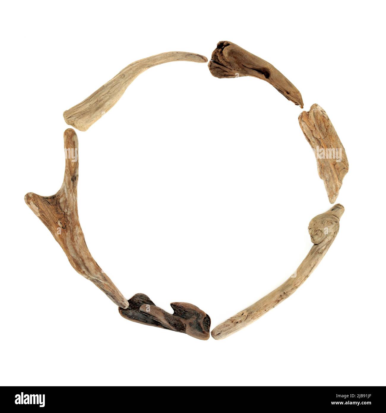 Couronne ronde en bois de Driftwood, structure minimaliste abstraite. Élément de conception rustique à symbole naturel. Sur fond blanc, vue de dessus, plan de travail, espace de copie. Banque D'Images