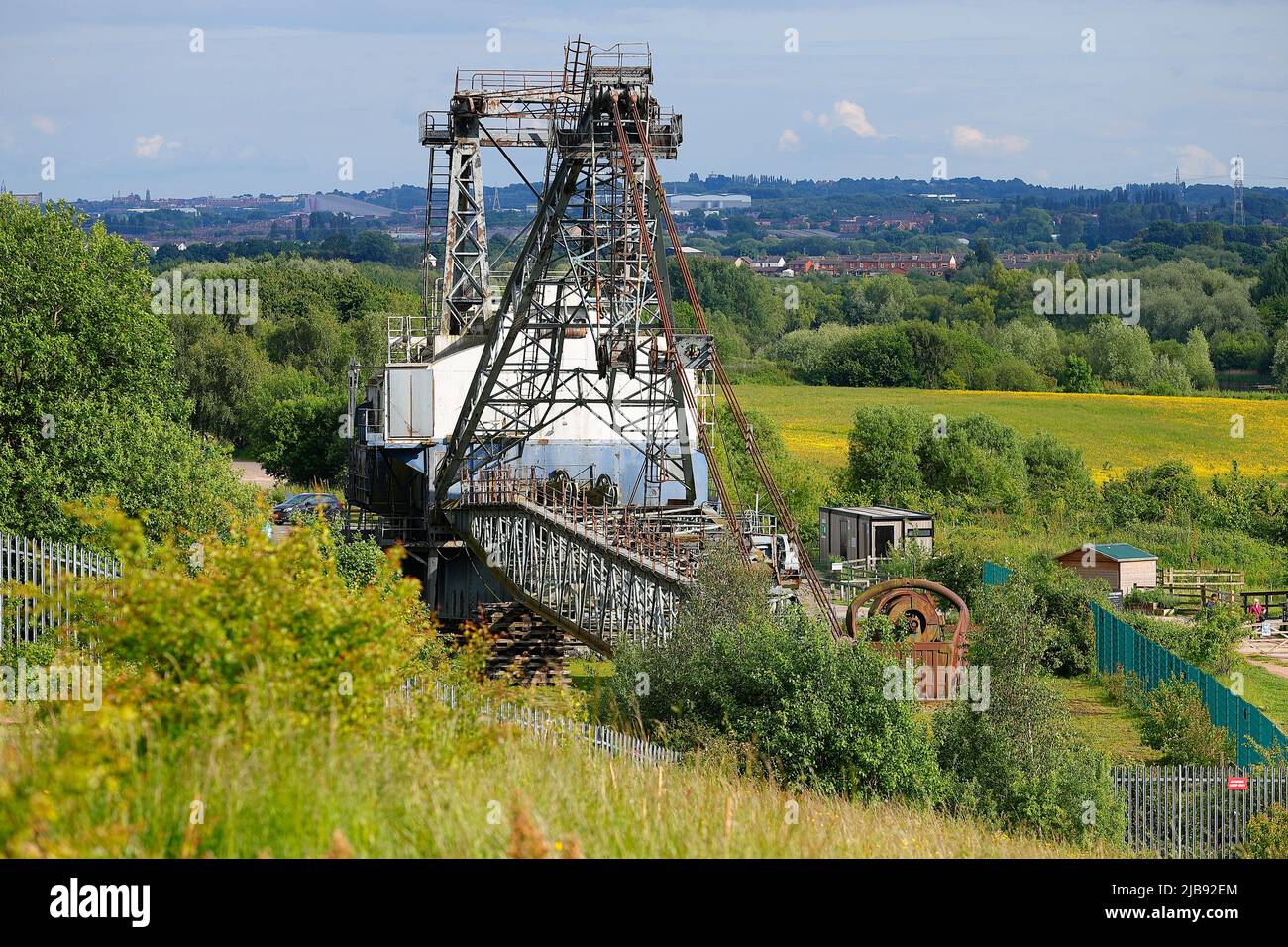 Un sentier de randonnée Bucyrus Erie 1150 conservé qui reste sur l'ancien site de charbon de fonte de St Aidan à Swillington, Leeds Banque D'Images