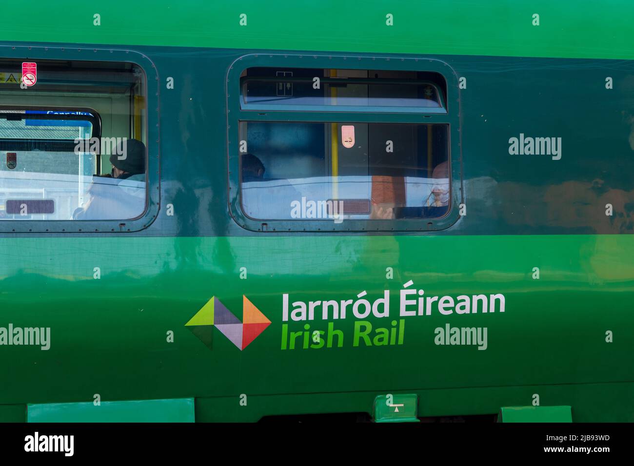 Dublin, Irlande - 18 mai 2022 : train ferroviaire irlandais (Iarnród Éireann) à la gare Connolly Banque D'Images