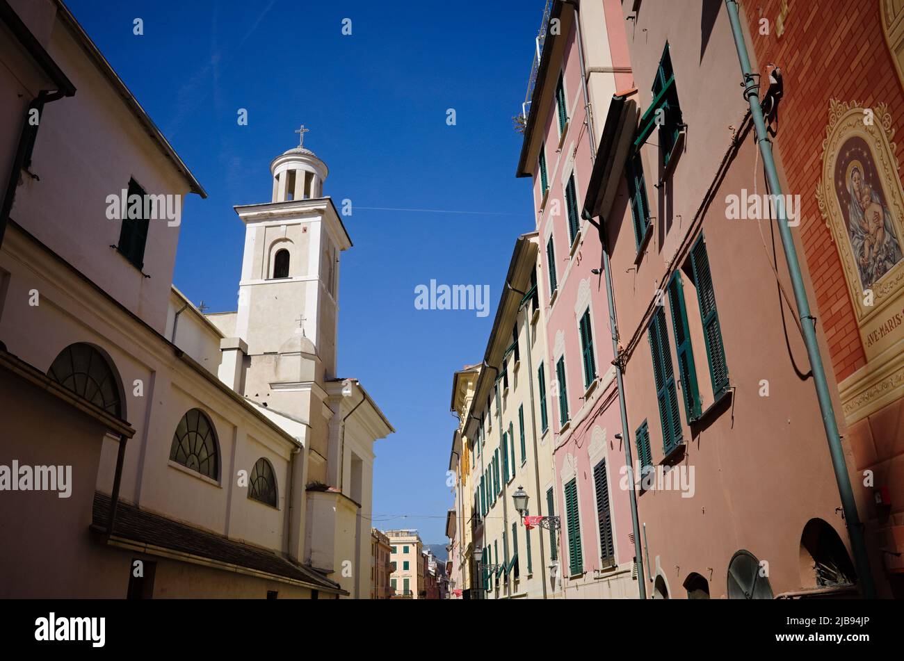 Vue sur le clocher de la basilique Santa Maria de Nazareth dans la ville de Sestri Levante. Rue étroite avec des bâtiments typiquement italiens avec des volets en bois Banque D'Images