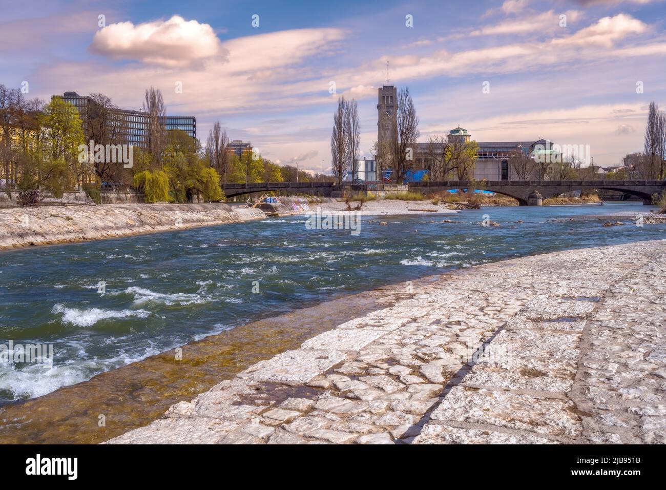 La rivière Isar qui traverse Munich Banque D'Images