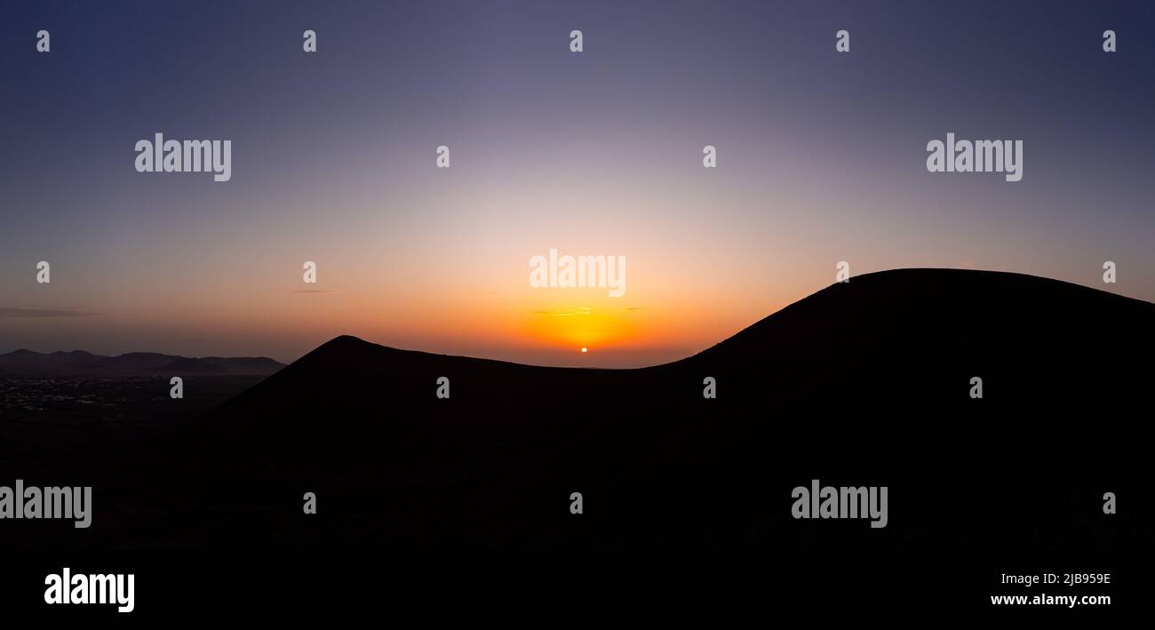 Magnifique coucher de soleil sur le volcan Caldeon Hondo Corralejo Fuerteventura Banque D'Images