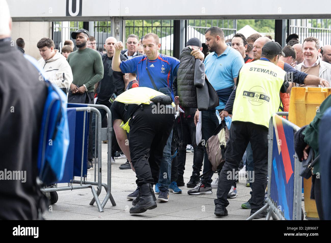 Paris, France. 04th juin 2022. Les supporters arrivent au Stade de France devant la Ligue des Nations de l'UEFA Un match du Groupe 1 entre la France et le Danemark au Stade de France sur 03 juin 2022 à Paris, France. Photo de David Niviere/ABACAPRESS.COM crédit: Abaca Press/Alay Live News Banque D'Images