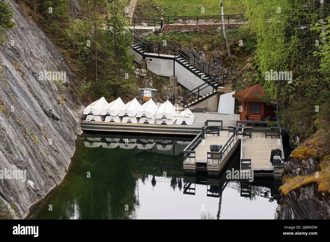 Embarcadère dans le parc Ruskeala. Marble Canyon à Carélie. Russie Banque D'Images
