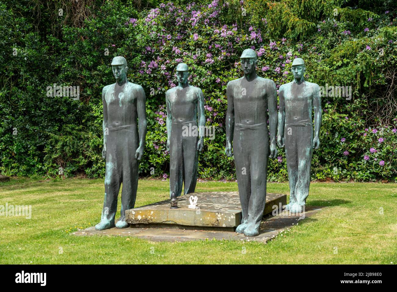 Cimetière de Rotthauser à Gelsenkirchen, mémorial et lieu de sépulture des victimes de l'accident minier du 20 mai 1950 à la collierie de Dahlbusch, avec Banque D'Images