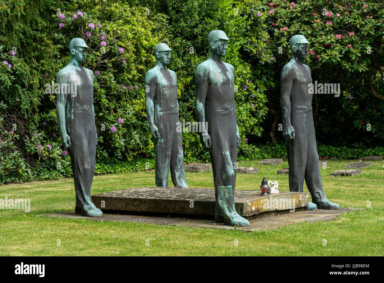 Cimetière de Rotthauser à Gelsenkirchen, mémorial et lieu de sépulture des victimes de l'accident minier du 20 mai 1950 à la collierie de Dahlbusch, avec Banque D'Images