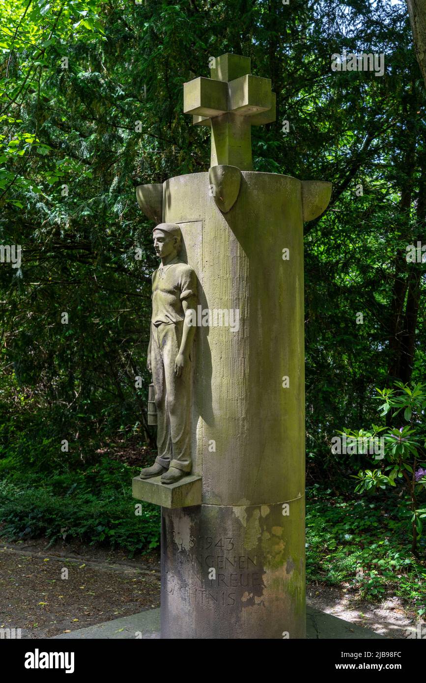 Cimetière de Rotthauser à Gelsenkirchen, mémorial et lieu de sépulture des victimes de l'accident minier de 23.08.1943 à la collierie de Dahlbusch, avec 3 Banque D'Images