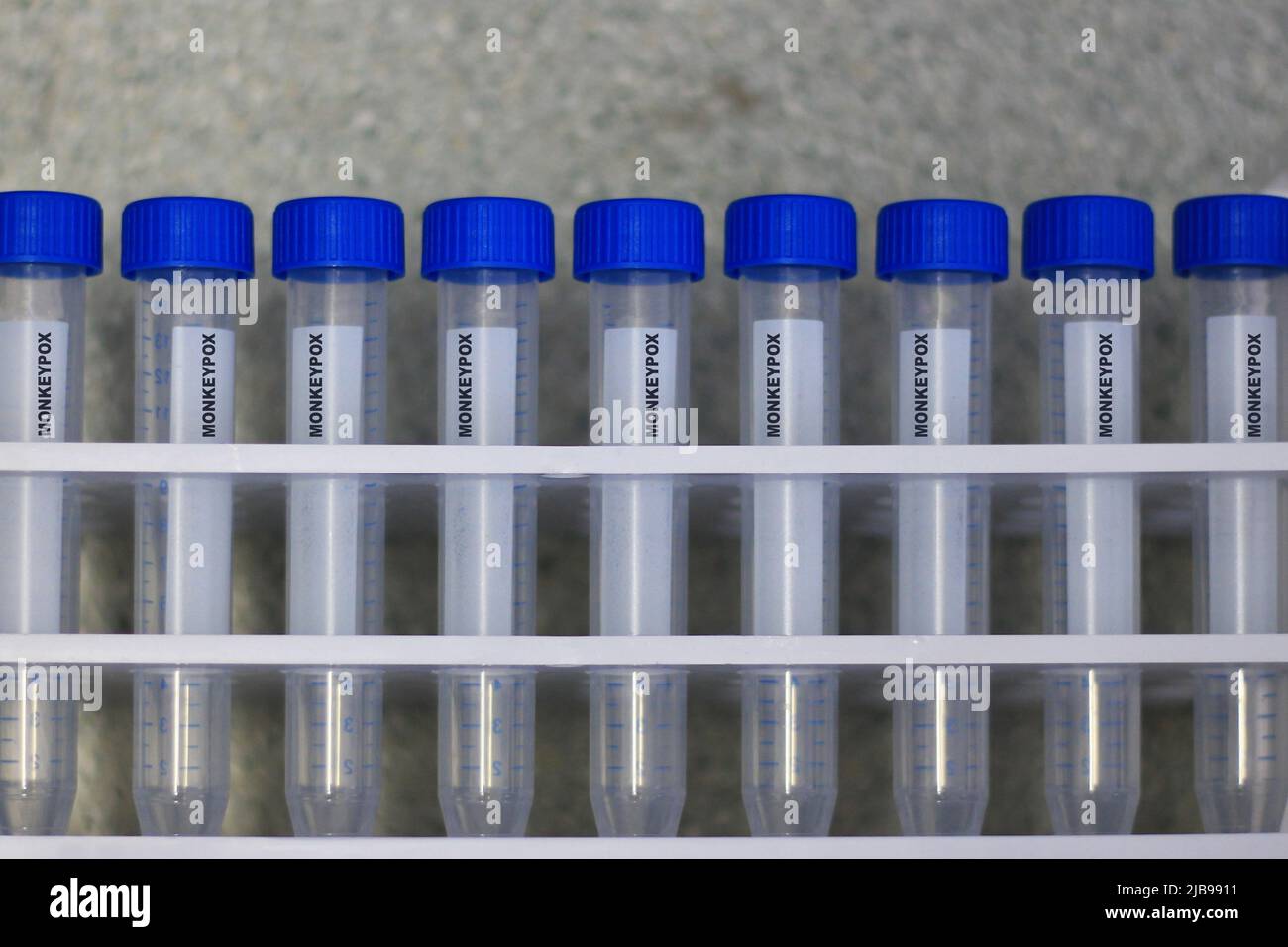 Le tube de laboratoire montre le virus de la variole du singe Banque D'Images