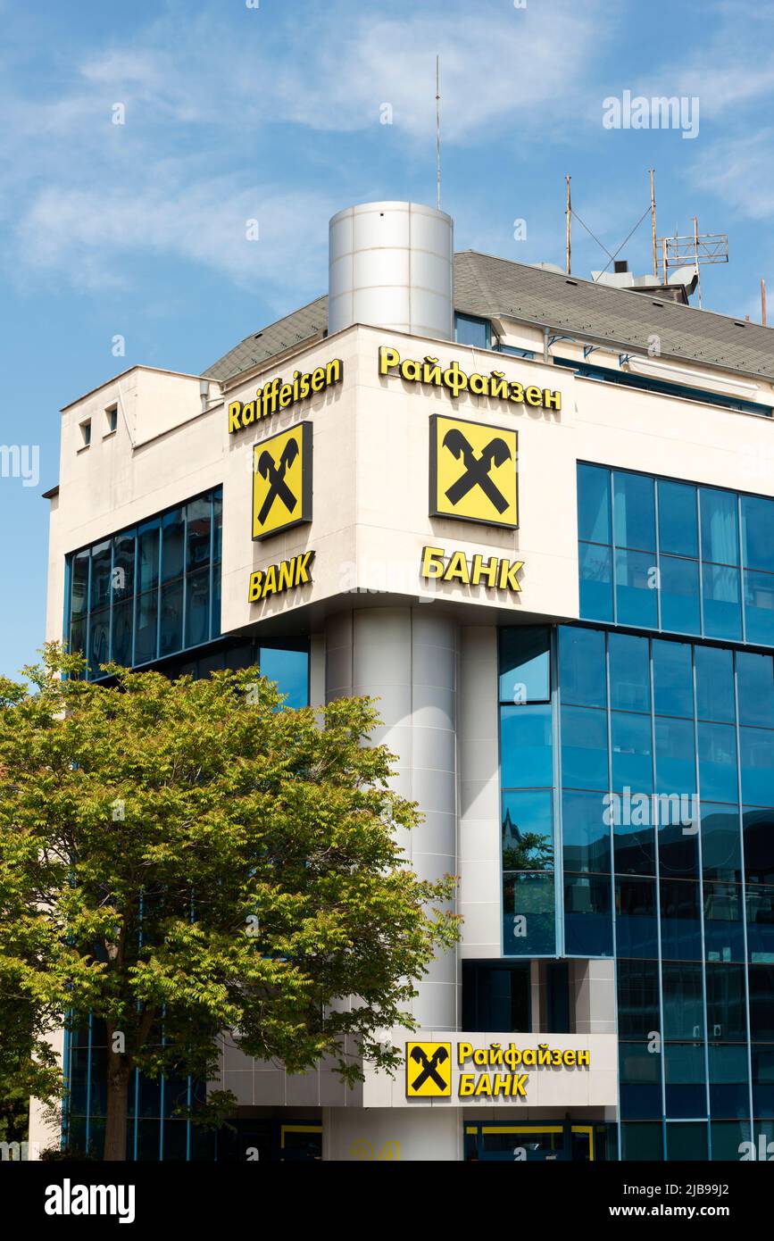 Logo et signalisation de Raiffeisen Bank sur l'extérieur des immeubles de bureaux à Sofia, Bulgarie, Europe de l'est, Balkans, UE Banque D'Images