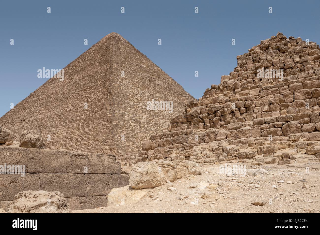 Pyramide de Chéops sur le plateau de Gizeh, les Pyramides de Gizeh, Le Caire, Egypte Banque D'Images