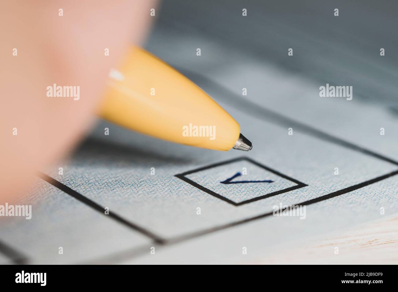 Écrire Une coche dans Une case à cocher avec Un stylo sur papier - chaque vote compte concept, une marque dans la sélection et un gros plan stylo. Une case à cocher pour le vote. Banque D'Images