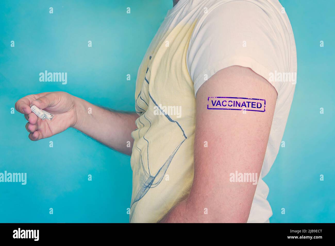 Homme caucasien, patient avec un timbre bleu vacciné en main. Concept de vaccination des personnes contre le coronavirus covid-19, la grippe, les maladies infectieuses. Injection Banque D'Images