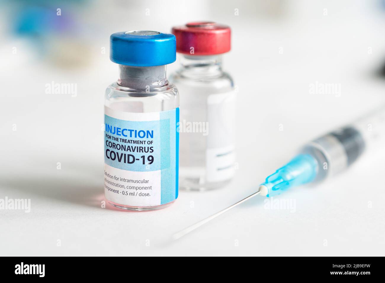 Gros plan de la seringue et de l'injection coronavirus, covid-19 maladie de vaccin se préparer pour l'homme, la médecine et le concept de drogue. Concept médical fond bleu Banque D'Images