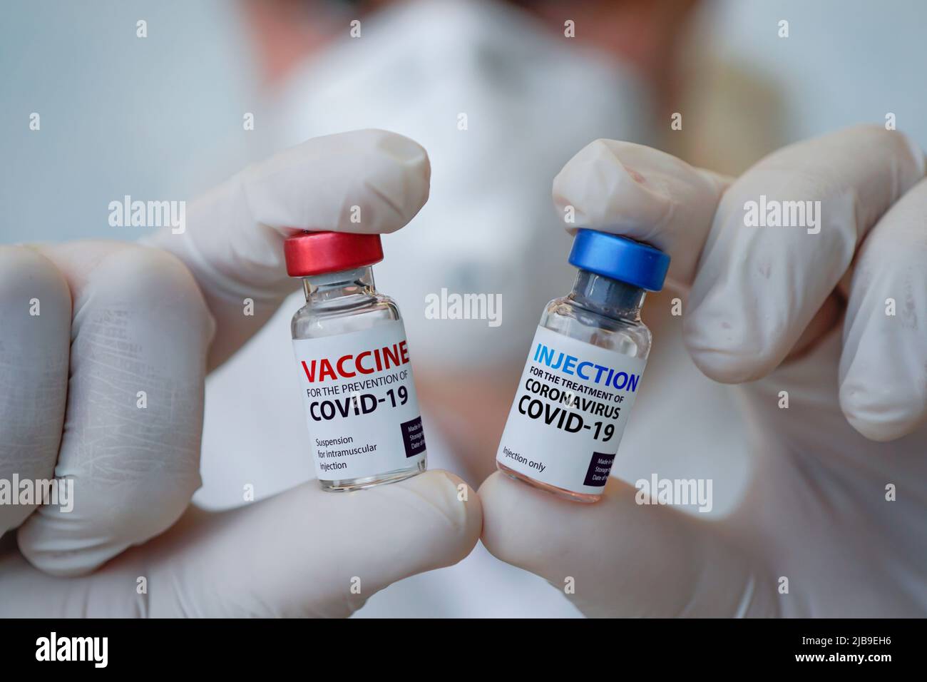 Main du médecin gants tenant le vaccin contre le coronavirus. Protection de la population contre l'infection par le coronavirus. Développement d'un nouveau vaccin contre coron Banque D'Images