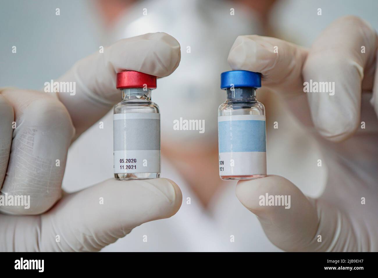 Médecin médecin médecin médecin médecin ou pharmacien tenant ou montrant une bouteille en main et concept de soins médicaux, de pharmacie ou d'assurance maladie Banque D'Images