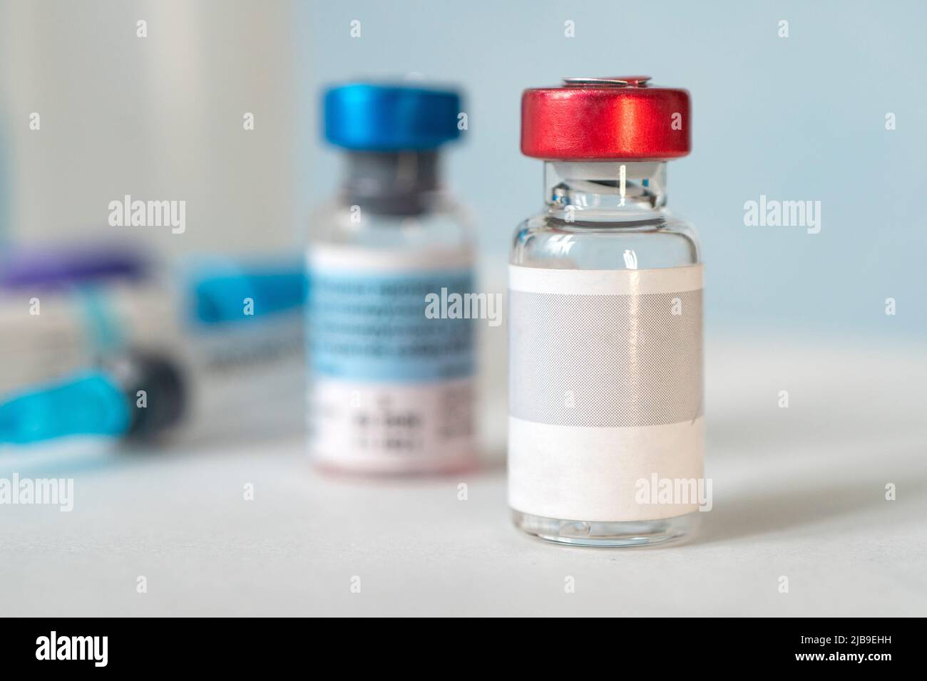 flacons ou flacons de vaccins médicaux sur le dessus de la table sur fond bleu. modèle de flacon vierge pour étiquette.Vaccination de la population contre le coronavirus c Banque D'Images