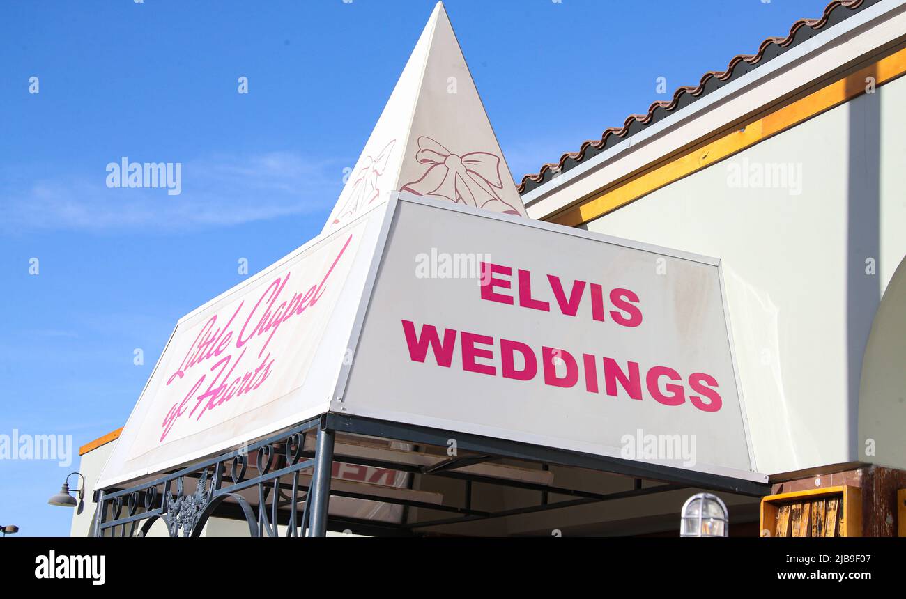 Las Vegas, États-Unis. 03rd juin 2022. La petite chapelle des coeurs annonce les mariages d'Elvis sur leur auvent. Authentic Brands Group, qui détient les droits de propriété intellectuelle d'Elvis Presley, a envoyé plusieurs chapelles de mariage de Las Vegas des lettres de cesser et de s'abstenir d'utiliser l'image et la ressemblance d'Elvis Presley dans leurs opérations. (Photo de Gabe Ginsberg/SOPA Images/Sipa USA) crédit: SIPA USA/Alay Live News Banque D'Images Las Vegas, États-Unis. 03rd juin 2022. La petite chapelle des coeurs annonce les mariages d'Elvis sur leur auvent. Authentic Brands Group, qui détient les droits de propriété intellectuelle d'Elvis Presley, a envoyé plusieurs chapelles de mariage de Las Vegas des lettres de cesser et de s'abstenir d'utiliser l'image et la ressemblance d'Elvis Presley dans leurs opérations. (Photo de Gabe Ginsberg/SOPA Images/Sipa USA) crédit: SIPA USA/Alay Live News Banque D'Images