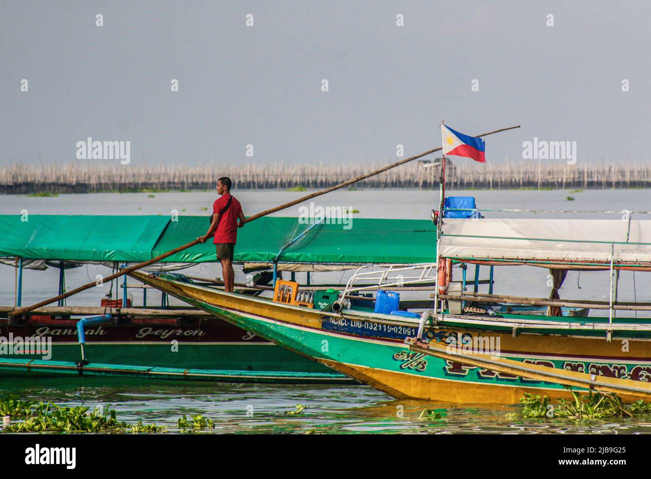 Binangonan, Philippines. 04th juin 2022. Un pêcheur ancre son bateau dans le lac. Le lac Laguna est le plus grand lac des Philippines, d'une superficie de 900 kilomètres carrés ou équivalente à 90 000 hectares. Son eau s'écoule de la province de Laguna jusqu'à la province de Rizal, la partie sud de Luzon. Le lac fournit des ressources comme le transport, les loisirs, les moyens de subsistance et surtout de la nourriture pour les communautés environnantes. Le lac Laguna est classé comme eau douce de classe C, qui a la capacité de cultiver des poissons et d'autres ressources aquatiques. Un bassin versant près des clas de la région métropolitaine de Manille Banque D'Images