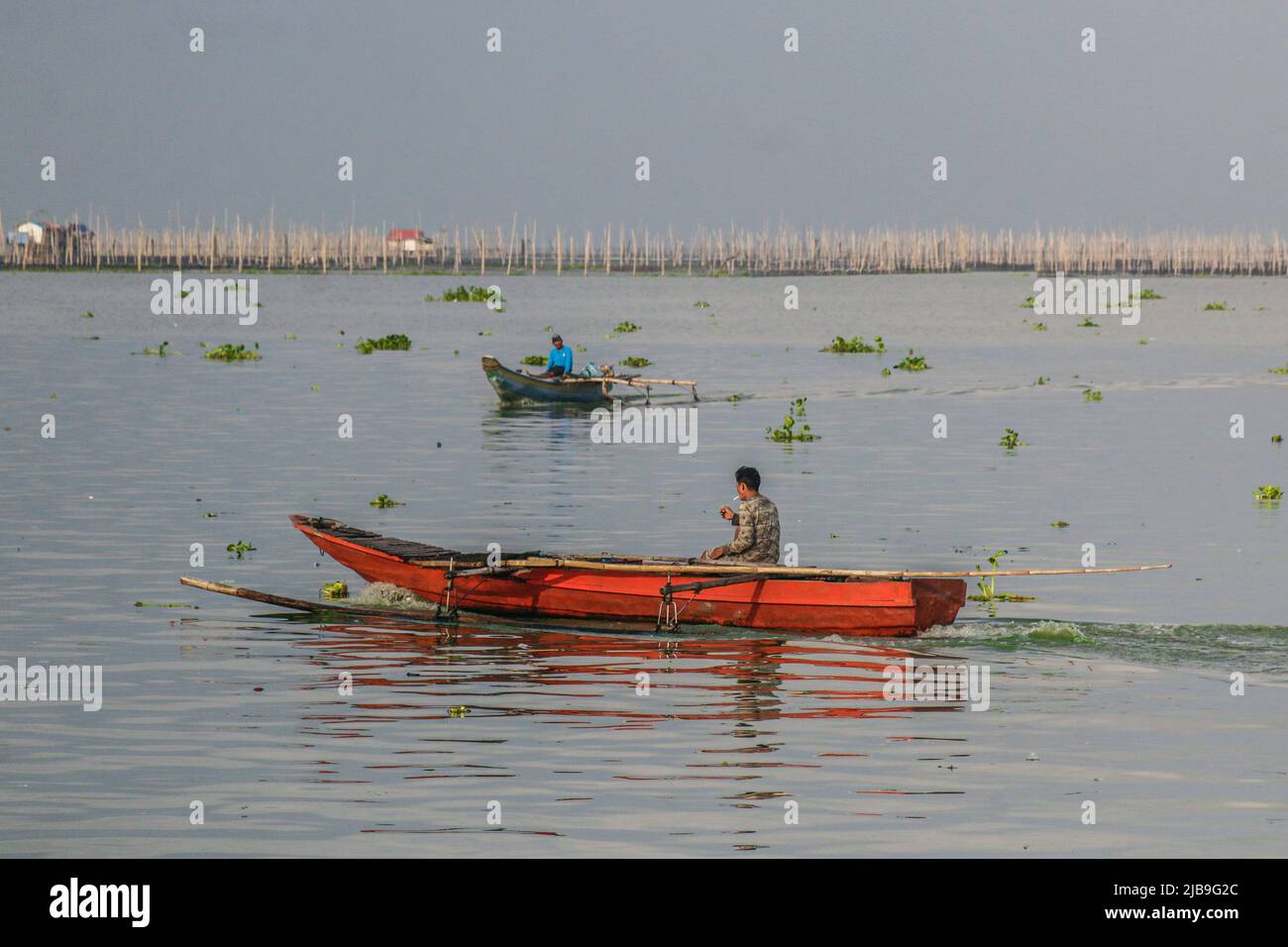 Binangonan, Philippines. 04th juin 2022. Plusieurs bateaux sont vus aviron dans le lac. Le lac Laguna est le plus grand lac des Philippines, d'une superficie de 900 kilomètres carrés ou équivalente à 90 000 hectares. Son eau s'écoule de la province de Laguna jusqu'à la province de Rizal, la partie sud de Luzon. Le lac fournit des ressources comme le transport, les loisirs, les moyens de subsistance et surtout de la nourriture pour les communautés environnantes. Le lac Laguna est classé comme eau douce de classe C, qui a la capacité de cultiver des poissons et d'autres ressources aquatiques. Un bassin versant près du Grand Manille cla Banque D'Images