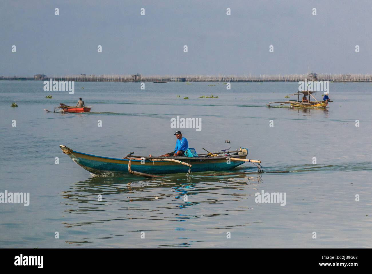 Binangonan, Philippines. 04th juin 2022. Plusieurs bateaux sont vus aviron dans le lac. Le lac Laguna est le plus grand lac des Philippines, d'une superficie de 900 kilomètres carrés ou équivalente à 90 000 hectares. Son eau s'écoule de la province de Laguna jusqu'à la province de Rizal, la partie sud de Luzon. Le lac fournit des ressources comme le transport, les loisirs, les moyens de subsistance et surtout de la nourriture pour les communautés environnantes. Le lac Laguna est classé comme eau douce de classe C, qui a la capacité de cultiver des poissons et d'autres ressources aquatiques. Un bassin versant près du Grand Manille cla Banque D'Images