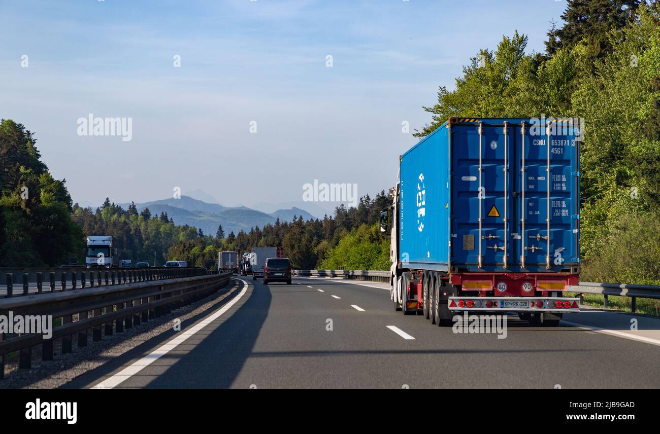 Une photo de certains véhicules roulant sur une autoroute slovène. Banque D'Images