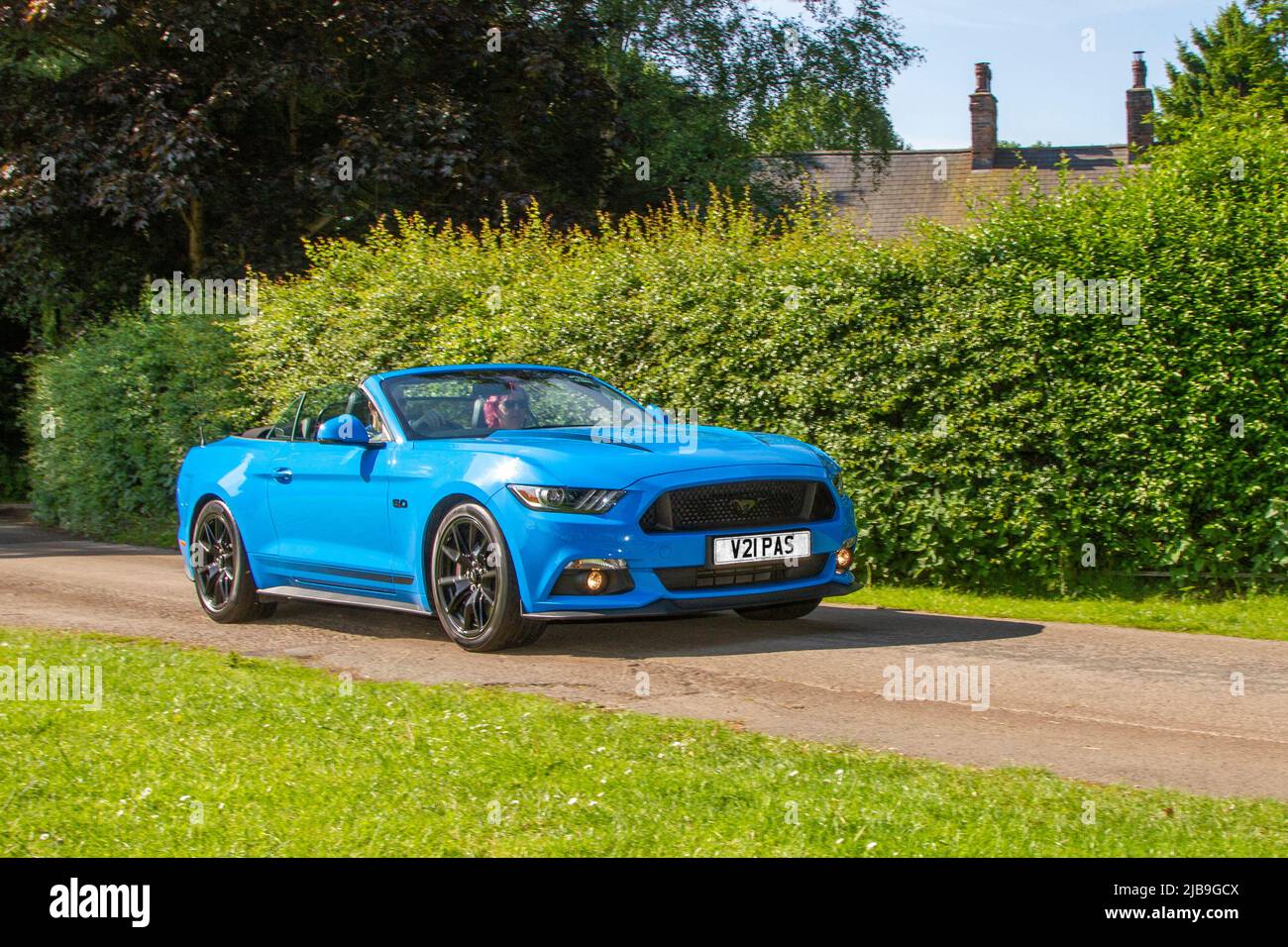 2018 bleu Ford Mustang 4951 cc essence 6 vitesses manuel arrivant à Worden Park Motor Village pour le Festival de Leyland, Royaume-Uni Banque D'Images