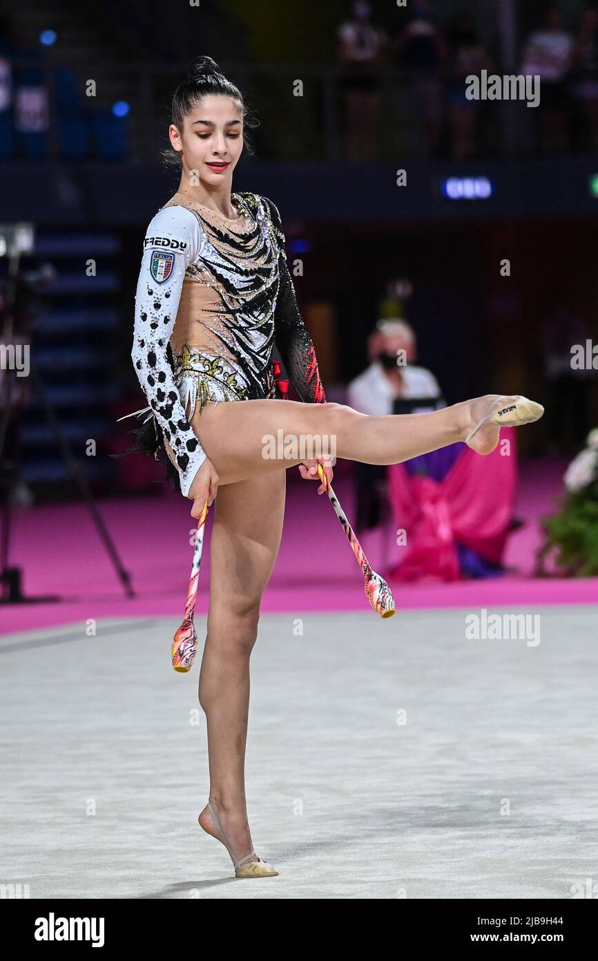 Sofia Raffaeli (ITA) lors de la coupe du monde 2022 de gymnastique rythmique DE LA FIG sur 03 juin 2022 à l'arène de Vitrifrigo à Pesaro, Italie (photo de Gianluca Ricci/LiveMedia/Sipa USA) Banque D'Images