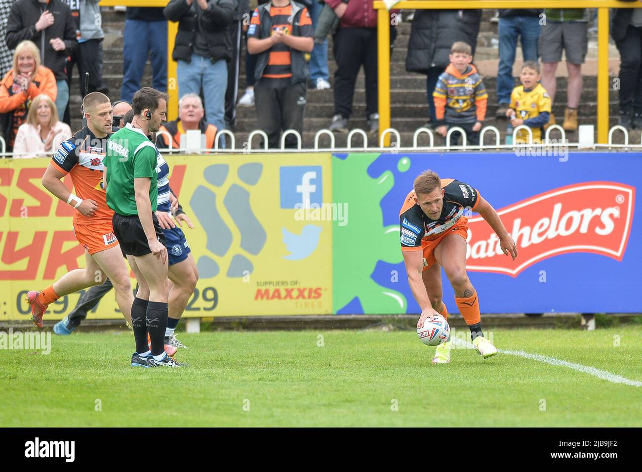 Castleford, Angleterre - 4 juillet 2022 - Greg Eden de Castleford Tigers marque un essai lors de la Ligue de rugby Betfred Challenge Super League Castleford Tigers vs Wigan Warriors au stade de mend-A-loose, Castleford, Royaume-Uni Dean Williams Banque D'Images