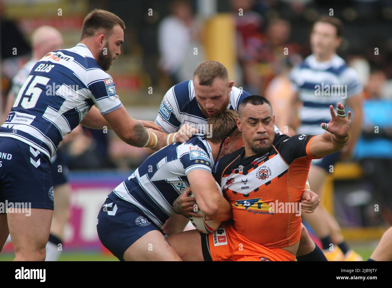 Castleford, Royaume-Uni. 04th juin 2022. The mend-A-boyau Jungle, Castleford, West Yorkshire, 4th juin 2022. Betfred Super League Castleford Tigers contre Wigan Warriors Mahe Fonua de Castleford Tigers affrontés par Brad Singleton, Sam Powell et Kaide Wigan Warriors. Crédit : Touchlinepics/Alamy Live News Banque D'Images