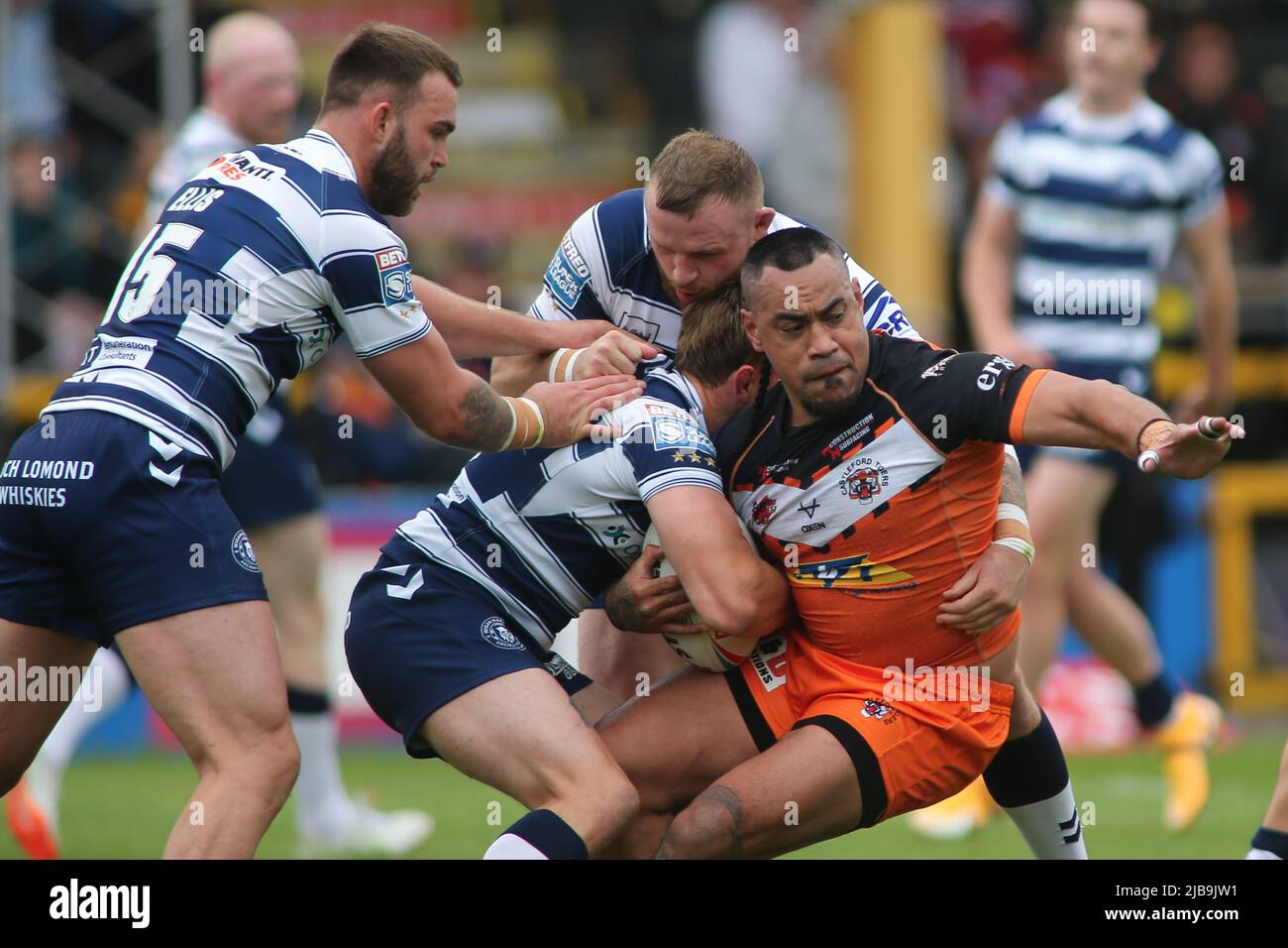 Castleford, Royaume-Uni. 04th juin 2022. The mend-A-boyau Jungle, Castleford, West Yorkshire, 4th juin 2022. Betfred Super League Castleford Tigers contre Wigan Warriors Mahe Fonua de Castleford Tigers affrontés par Brad Singleton, Sam Powell et Kaide Wigan Warriors. Crédit : Touchlinepics/Alamy Live News Banque D'Images