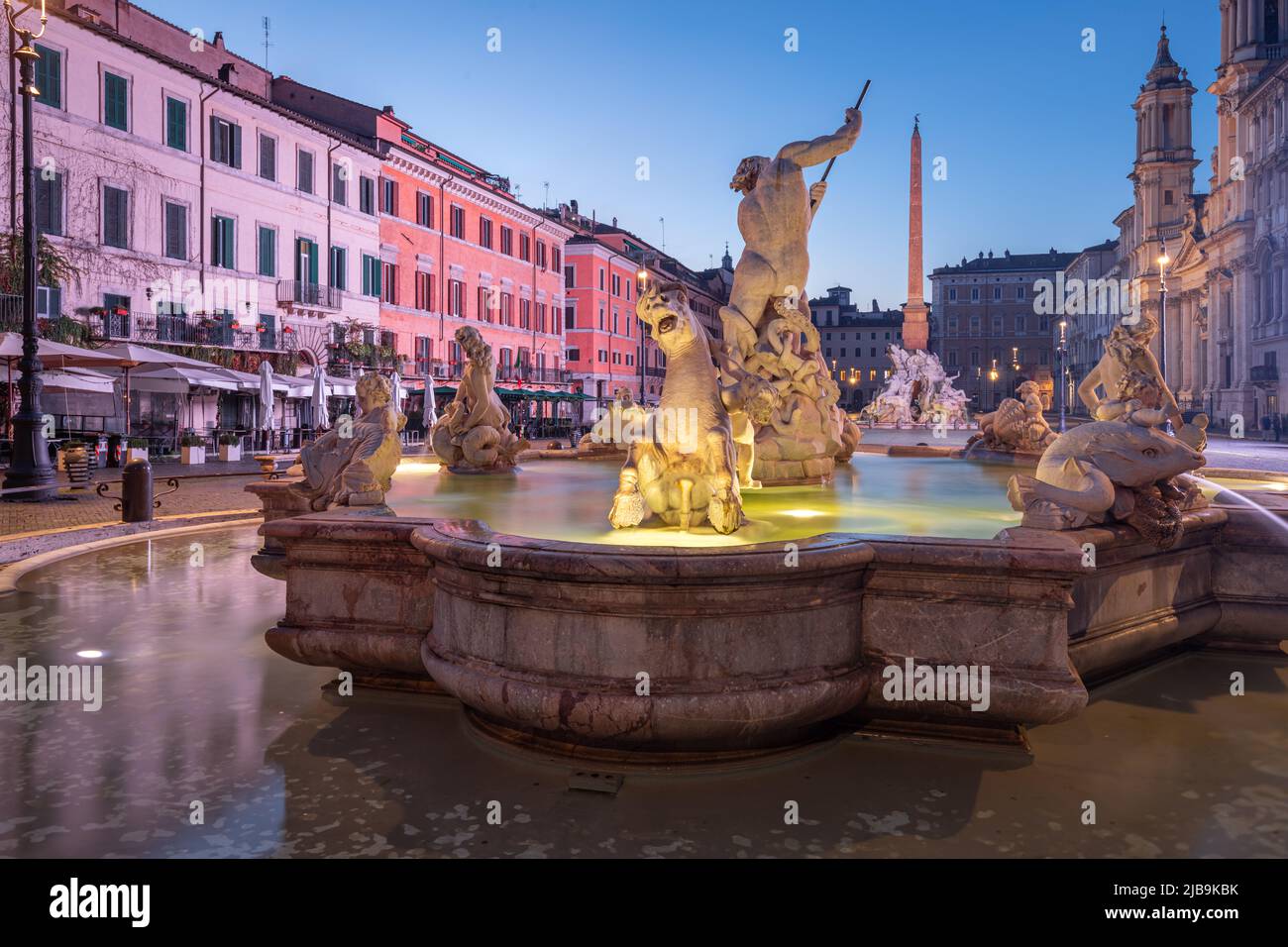 Fontaines sur la Piazza Navona à Rome, Italie au crépuscule. Banque D'Images