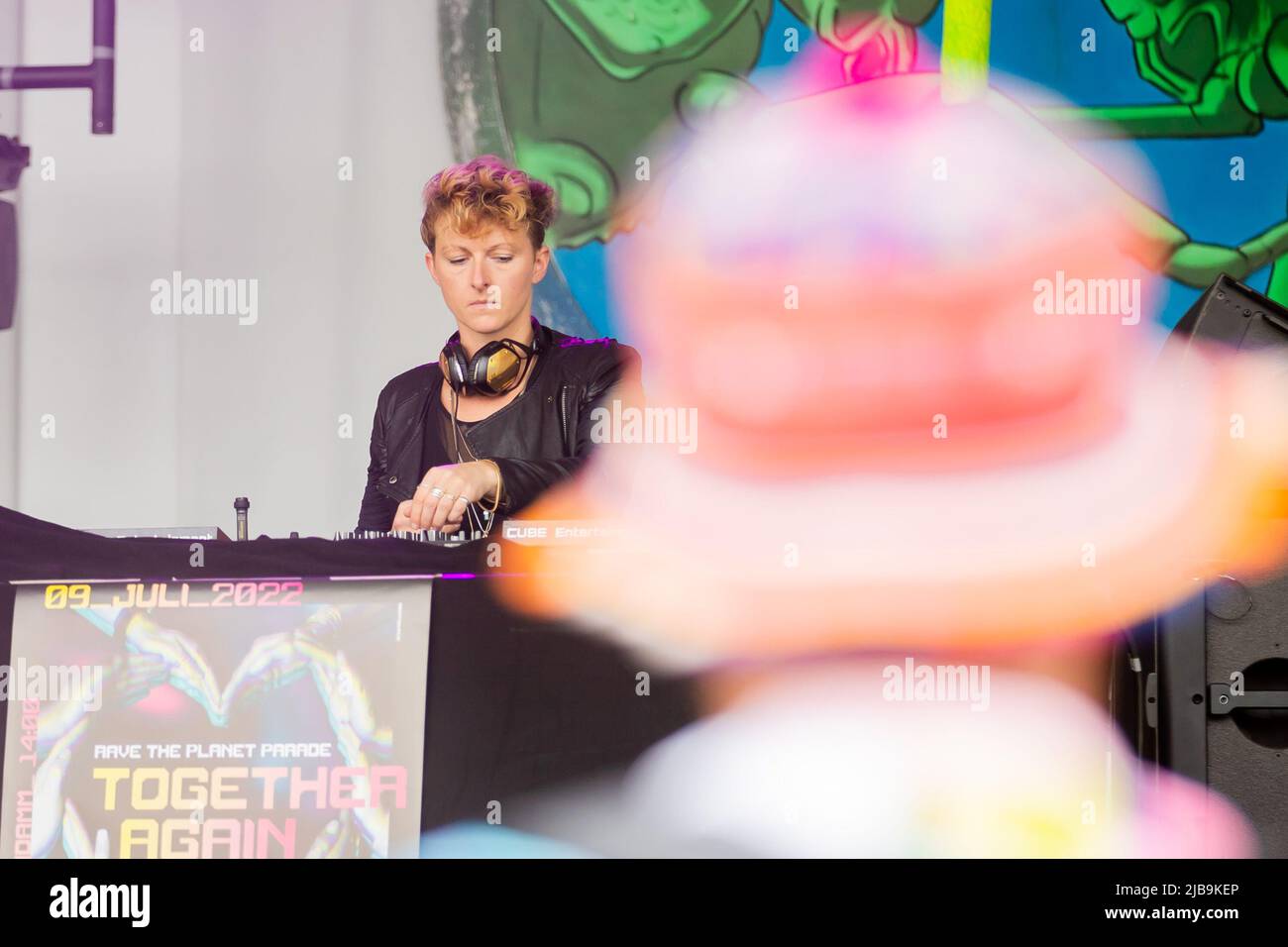 Berlin, Allemagne. 04th juin 2022. Franca, DJ, tourne à l'air libre rave 'Dr. Célébration de l'anniversaire de Motte 2X30' dans les jardins du monde. Avec un retard de deux ans, le Dr Motte, légende de la techno, célèbre son anniversaire de 60th avec une rave de dix heures. Credit: Christoph Soeder/dpa/Alay Live News Banque D'Images