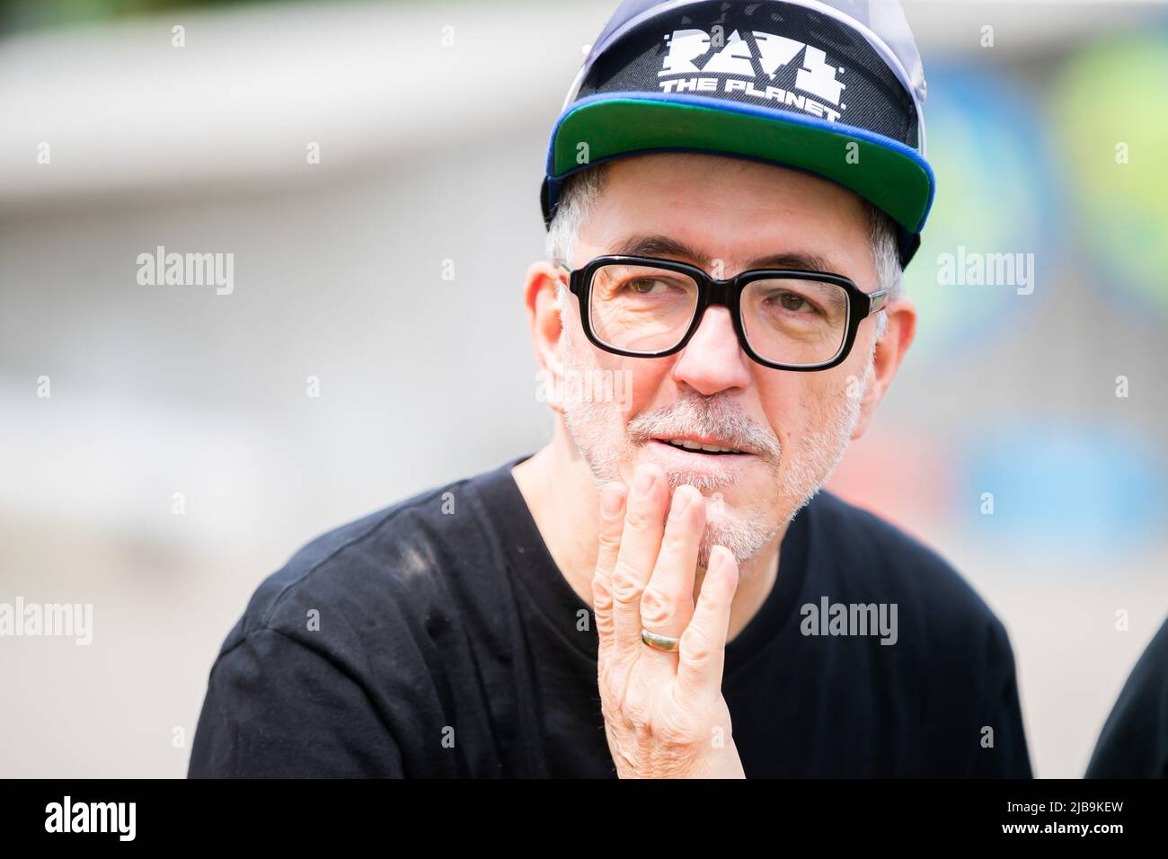 Berlin, Allemagne. 04th juin 2022. Dr. Motte, DJ, saisit son menton à la rave en plein air 'Dr. Célébration de l'anniversaire de Motte 2X30' dans les jardins du monde. Avec un retard de deux ans, le Dr Motte, légende de la techno, célèbre son anniversaire de 60th avec une rave de dix heures. Credit: Christoph Soeder/dpa/Alay Live News Banque D'Images