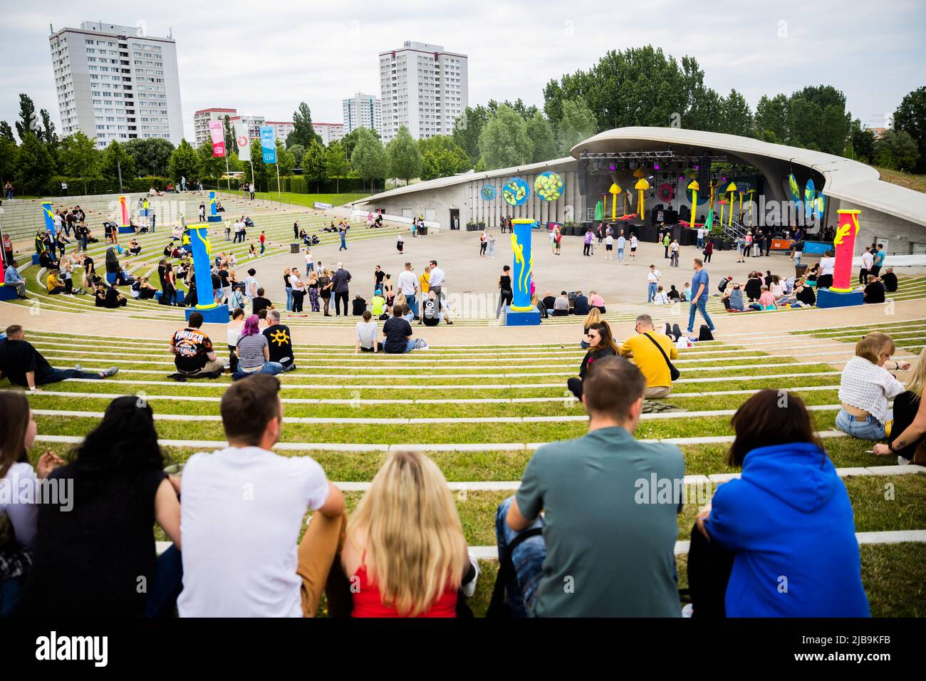 Berlin, Allemagne. 04th juin 2022. Les visiteurs s'assoient autour de la scène à la rave en plein air 'Dr. Célébration de l'anniversaire de Motte 2X30' dans les jardins du monde. Avec un retard de deux ans, le Dr Motte, légende de la techno, célèbre son anniversaire de 60th avec une rave de dix heures. Credit: Christoph Soeder/dpa/Alay Live News Banque D'Images
