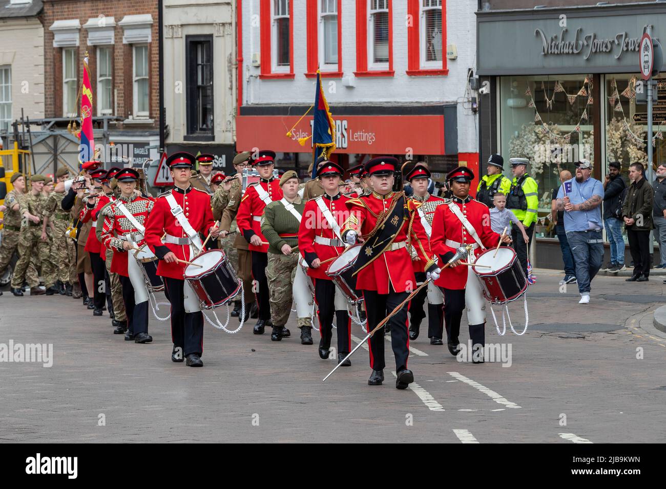 Northampton Royaume-Uni. 4th juin 2022. Les foules se rassemblent pour le Northamptonshire Platinum Jubilee Pageant dans le centre-ville avec des groupes militaires et des cadets de service qui défilent dans la ville avec un service tenu sur la place du marché. Northampton, Angleterre, Royaume-Uni. Crédit : Keith J Smith./Alamy Live News. Banque D'Images