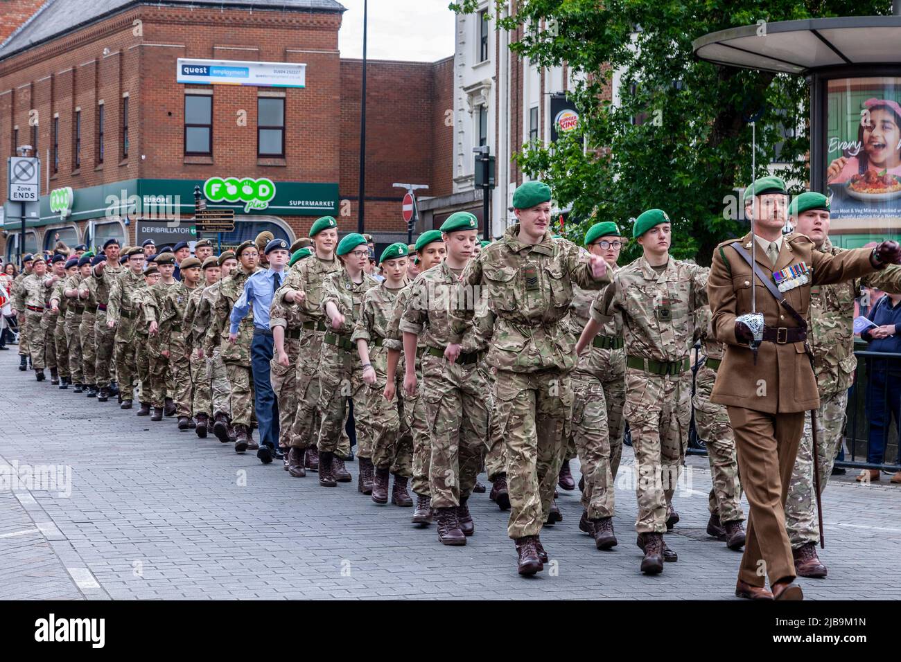 Northampton Royaume-Uni. 4th juin 2022. Les foules se rassemblent pour le Northamptonshire Platinum Jubilee Pageant dans le centre-ville avec des groupes militaires et des cadets de service qui défilent dans la ville avec un service tenu sur la place du marché. Northampton, Angleterre, Royaume-Uni. Crédit : Keith J Smith./Alamy Live News. Banque D'Images