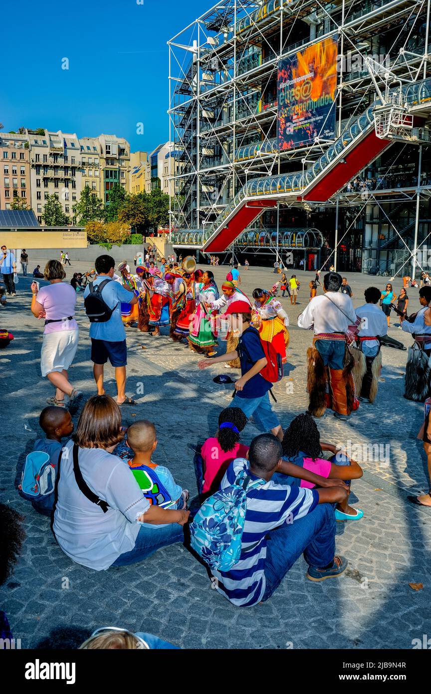 Paris, France - famille touristique afro-américaine regardant les artistes de rue sud-américains, devant le musée George Pompidou, Plaza In Front Banque D'Images