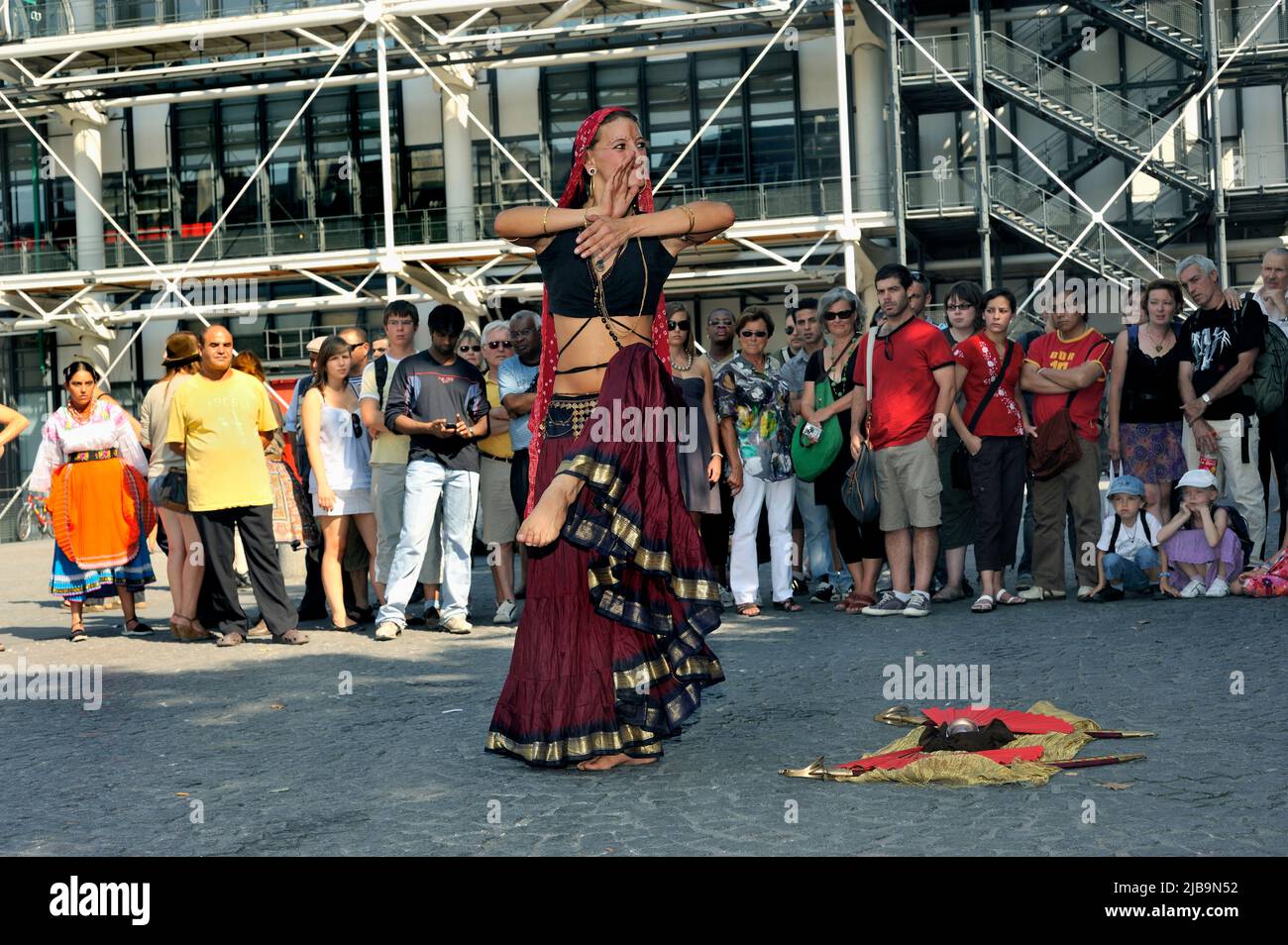 Paris, France - foule de touristes à l'extérieur du musée George Pompidou, regardant la femme indienne danseuse rue Performer, sur la Plaza Banque D'Images