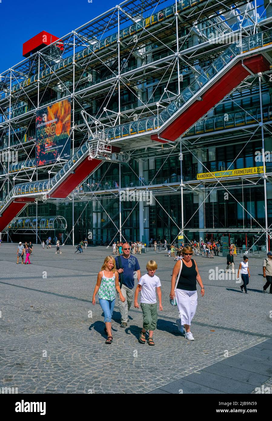 Paris, France - famille touristique à pied devant le musée George Pompidou, sur Front Plaza, le centre pompidou Banque D'Images