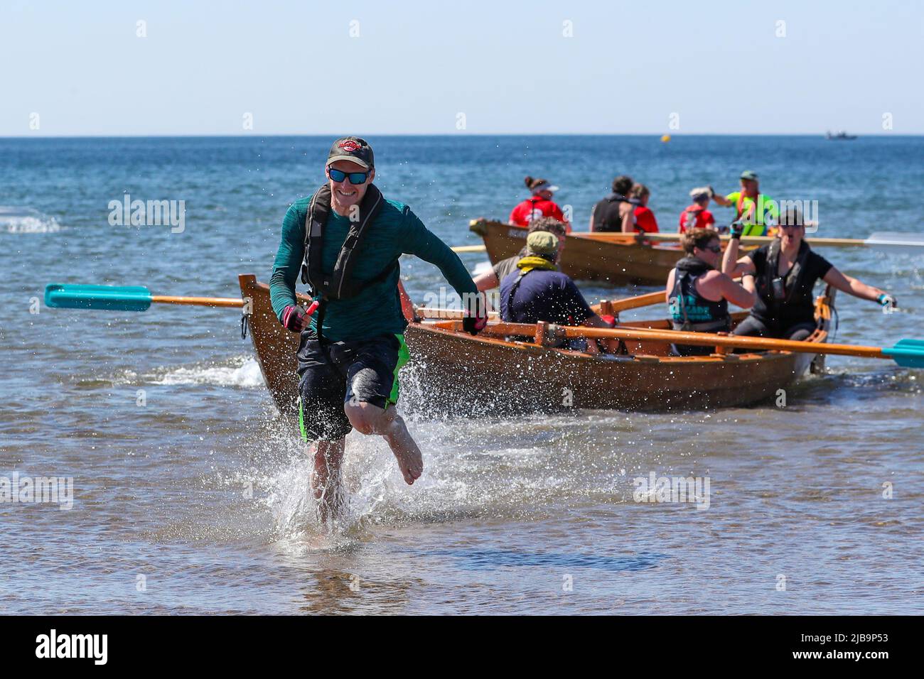 Troon, Royaume-Uni. 04th juin 2022. 04 juin 2022. Troon, Royaume-Uni. Le Troon Coastal Rowing Club (TCRC) a tenu sa régate annuelle sur le Firth de Clyde en naviguant depuis la plage sud de Troon, Ayrshire, Royaume-Uni. Les petits bateaux sont traditionnels, faits à la main, bois, 4 équipage, skiffs de pêche, sur la base d'une conception vieille de 300 ans. La course exige que les concurrents s'en prennent à un parcours fixe d'au moins 2 kilomètres, partant du rivage et à leur retour, un membre de l'équipe doit prendre un bâton de Troon rock (confiserie) et courir jusqu'à la ligne d'arrivée avec lui. L'événement a attiré des concurrents de divers clubs d'aviron côtiers d'Écosse Banque D'Images