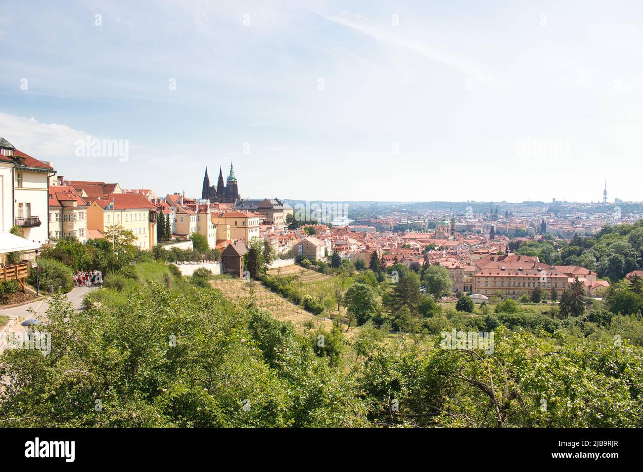 Vue sur le château de Prague et la ville depuis la terrasse du monastère de Strahov. Banque D'Images Vue sur le château de Prague et la ville depuis la terrasse du monastère de Strahov. Banque D'Images