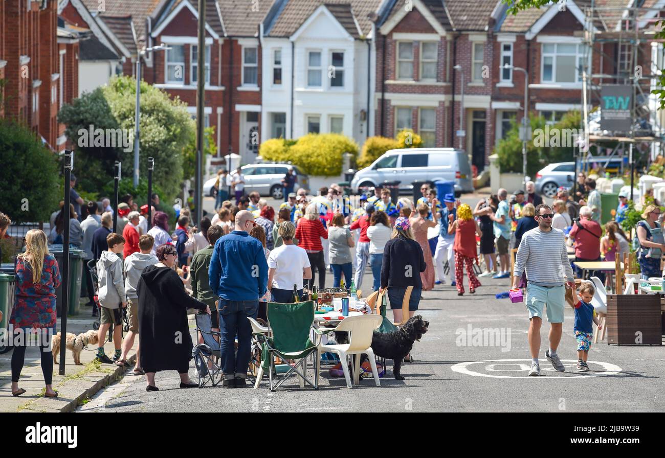 Brighton UK 4th juin 2022 - les résidents et de Freshfield Street à Brighton à leur fête de rue de Jubilé platine de la Reine comme les célébrations se poursuivent au cours du week-end autour du Royaume-Uni : crédit Simon Dack / Alamy Live News Banque D'Images