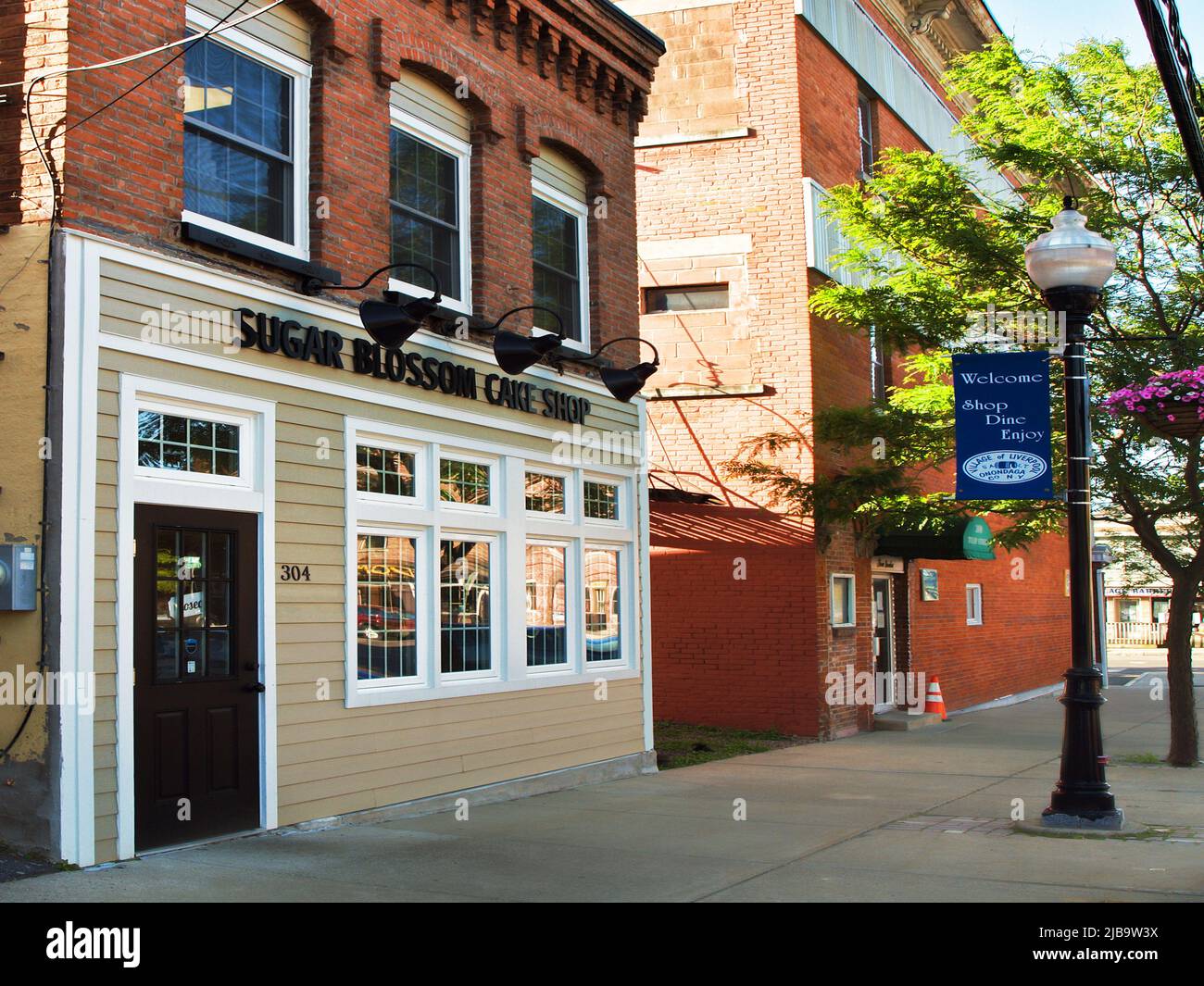 Liverpool, New York, États-Unis. 4 juin 2022. Le Sugar Blossom Cake Shop et les entreprises dans le petit village pittoresque de Liverpool, New York Banque D'Images