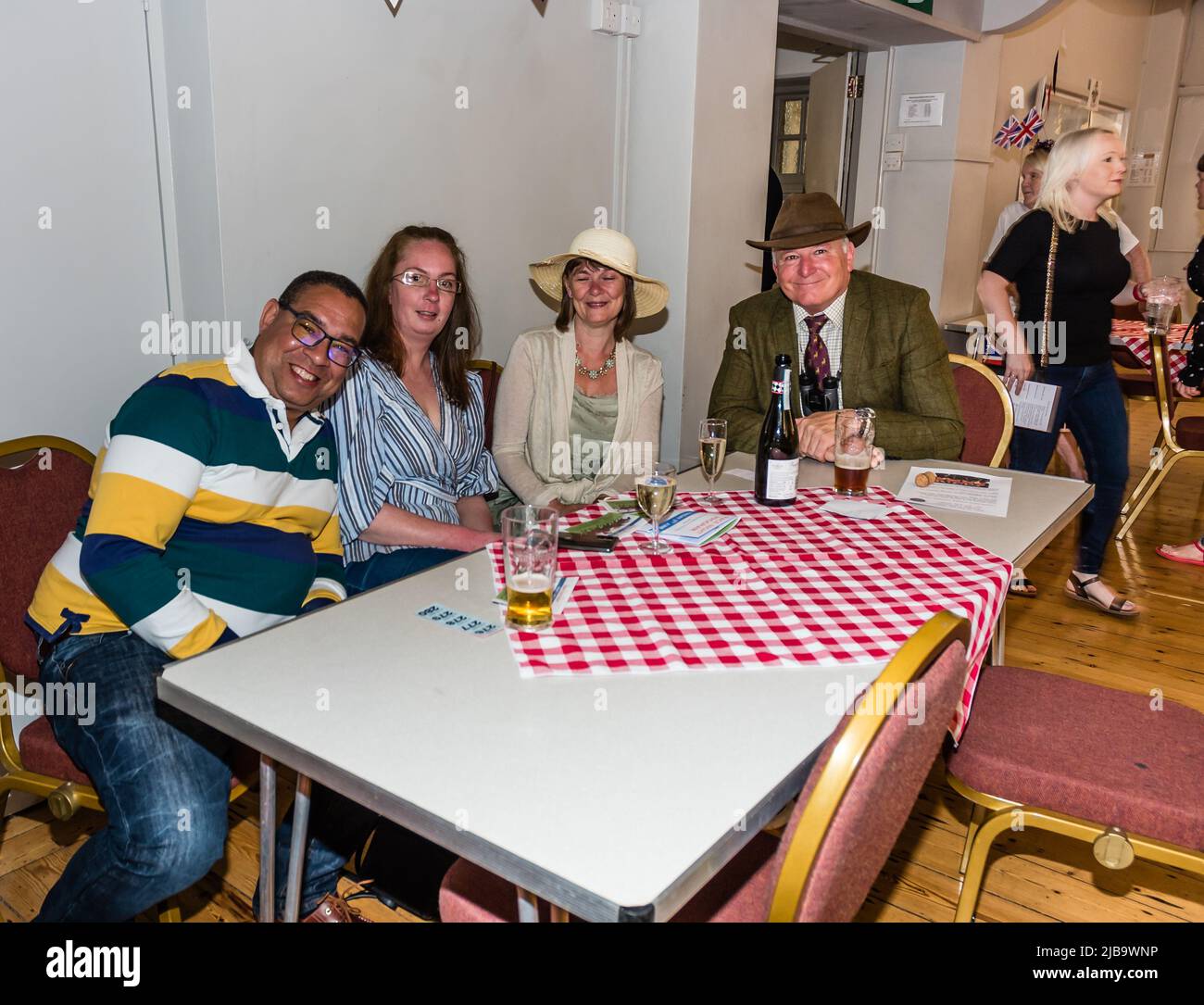 Jubilee Racing Night dans la salle publique de Budleigh. Racegoers. Banque D'Images