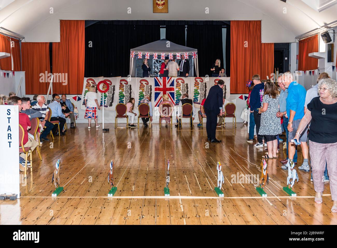 Jubilee Racing Night dans la salle publique de Budleigh. Le début. Banque D'Images