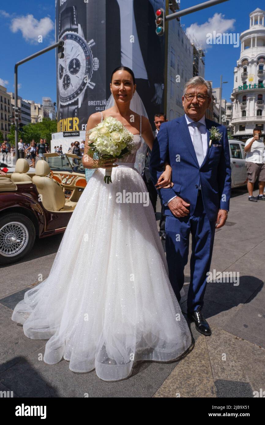 Madrid, Espagne. 04th juin 2022. Vania Millan à son arrivée à son mariage avec Julian Bayon à l'église de San José à Madrid. Crédit : SOPA Images Limited/Alamy Live News Banque D'Images