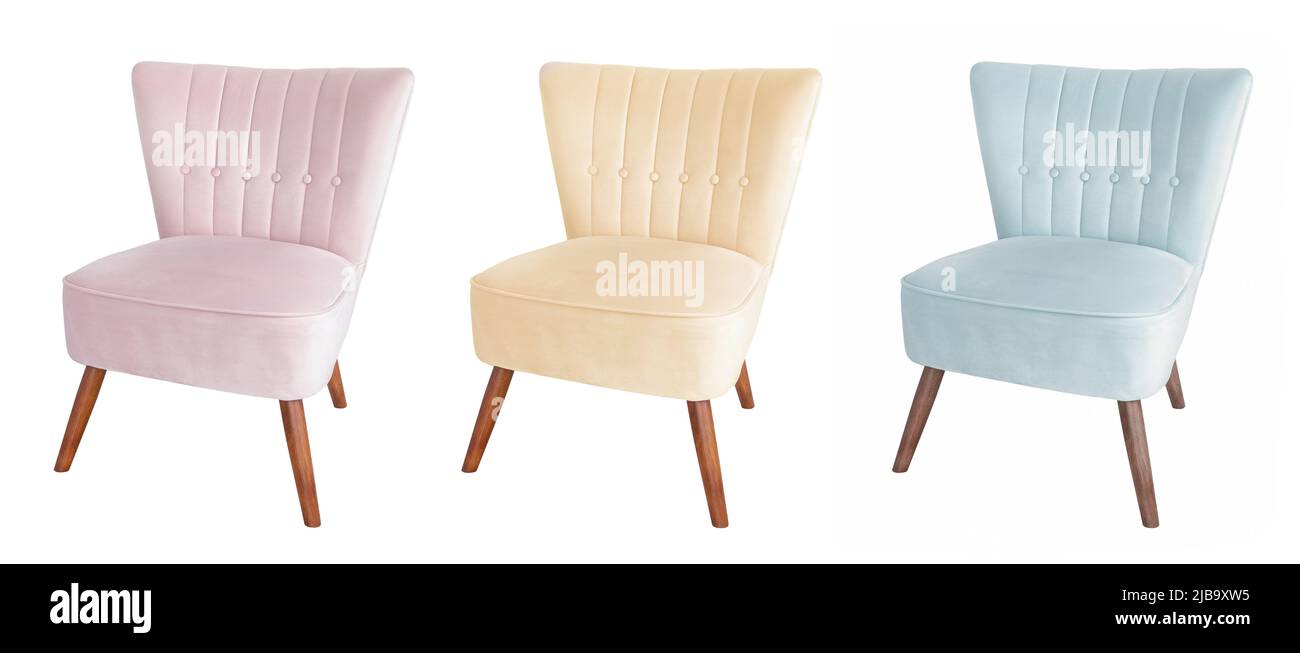 Un ensemble de trois fauteuils rembourrés de couleur rose, jaune et menthe sur fond blanc. Banque D'Images