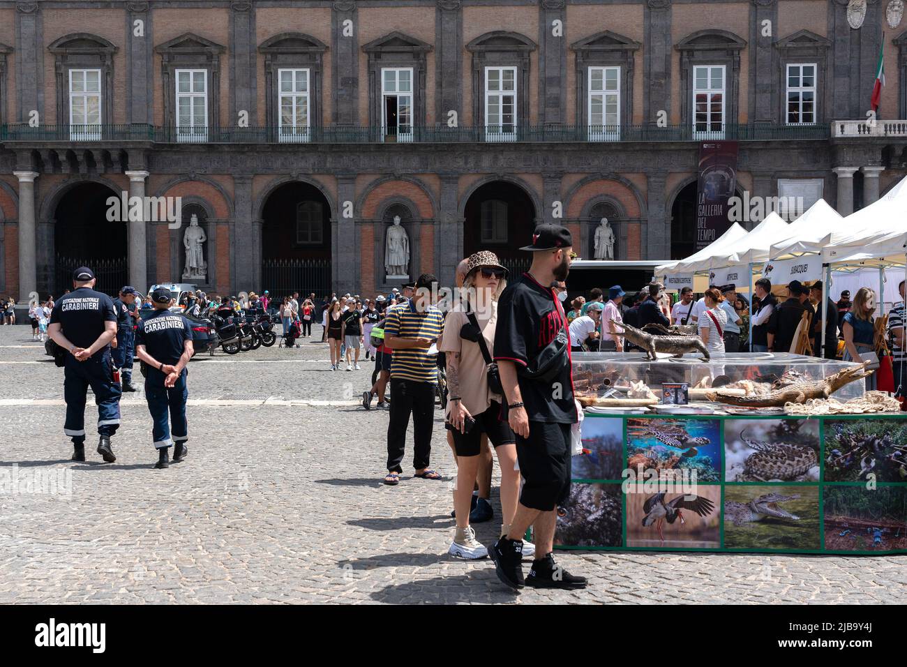 Naples, Italie. 04th juin 2022. Sur 4 juin 2022, sur la Piazza Plebiscito à Naples, il y a eu le 208th anniversaire de la Fondation Arma avec divers stands, moyens historiques et modernes de l'Arma. Dans les stands de fausses scènes de crime, des armes de guerre à des fins éducatives et des éléments pour les enquêtes. Crédit : Agence photo indépendante/Alamy Live News Banque D'Images